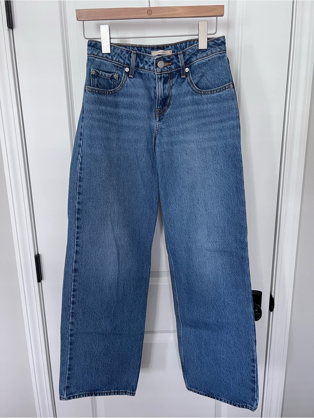 Levi’s Low Loose Medium Wash Jeans Straight Wide Leg Size 25 EUC